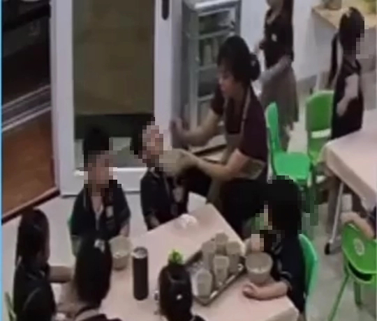 Cô giáo mầm non ép trẻ ăn gây bức xúc tại trường nổi tiếng Biên Hòa - Ảnh 1.
