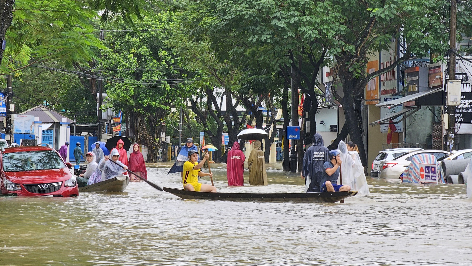 Thừa Thiên - Huế: Ghe chở 8 người vượt lũ gặp nạn, 2 mẹ con chết và mất tích - Ảnh 1.