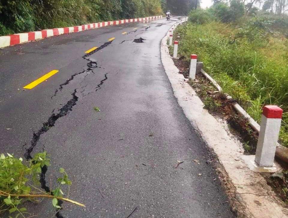 Kinh hoàng cảnh sạt lở đe dọa nuốt người đi đường - Ảnh 3.