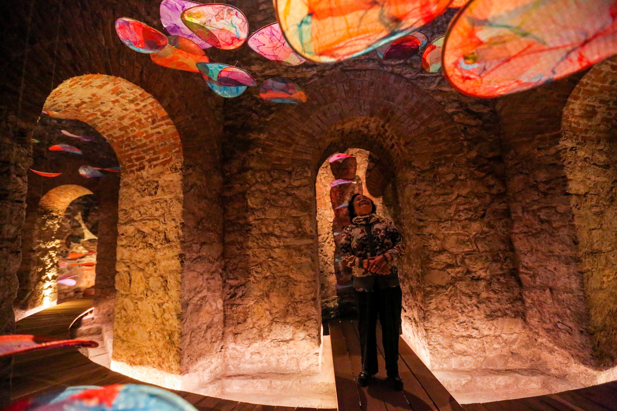 Người dân thích thú trải nghiệm không gian nghệ thuật tại tháp nước Hàng Đậu - Ảnh 8.