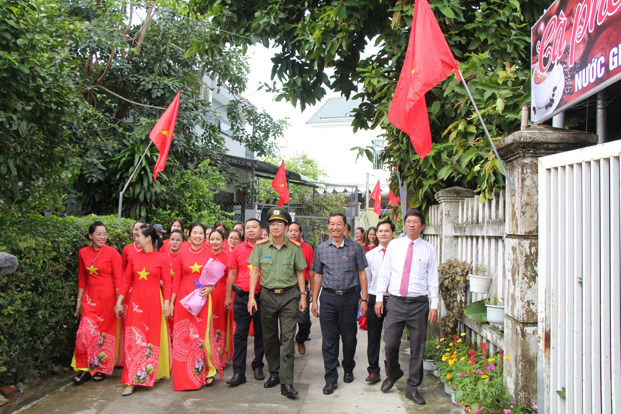 CLIP: Người dân sải bước trên Đường cờ Tổ quốc đầu tiên ở Đà Nẵng