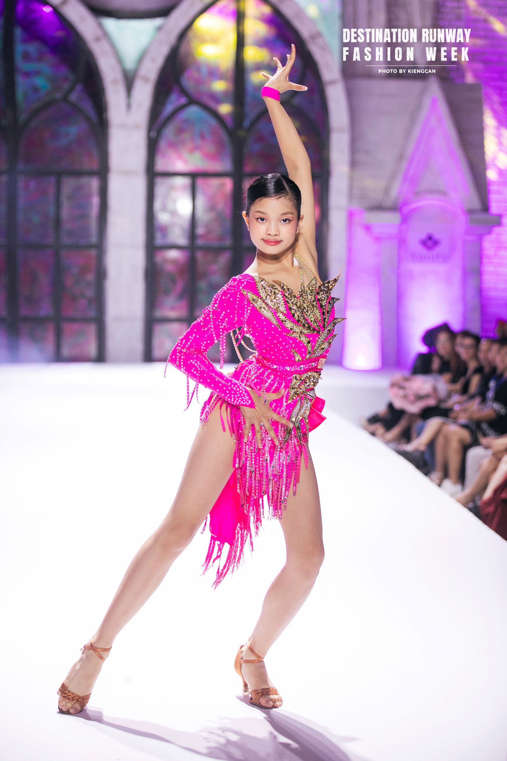 Mẫu nhí nhảy dancesport trên sàn runway gây sốt mạng xã hội - Ảnh 4.