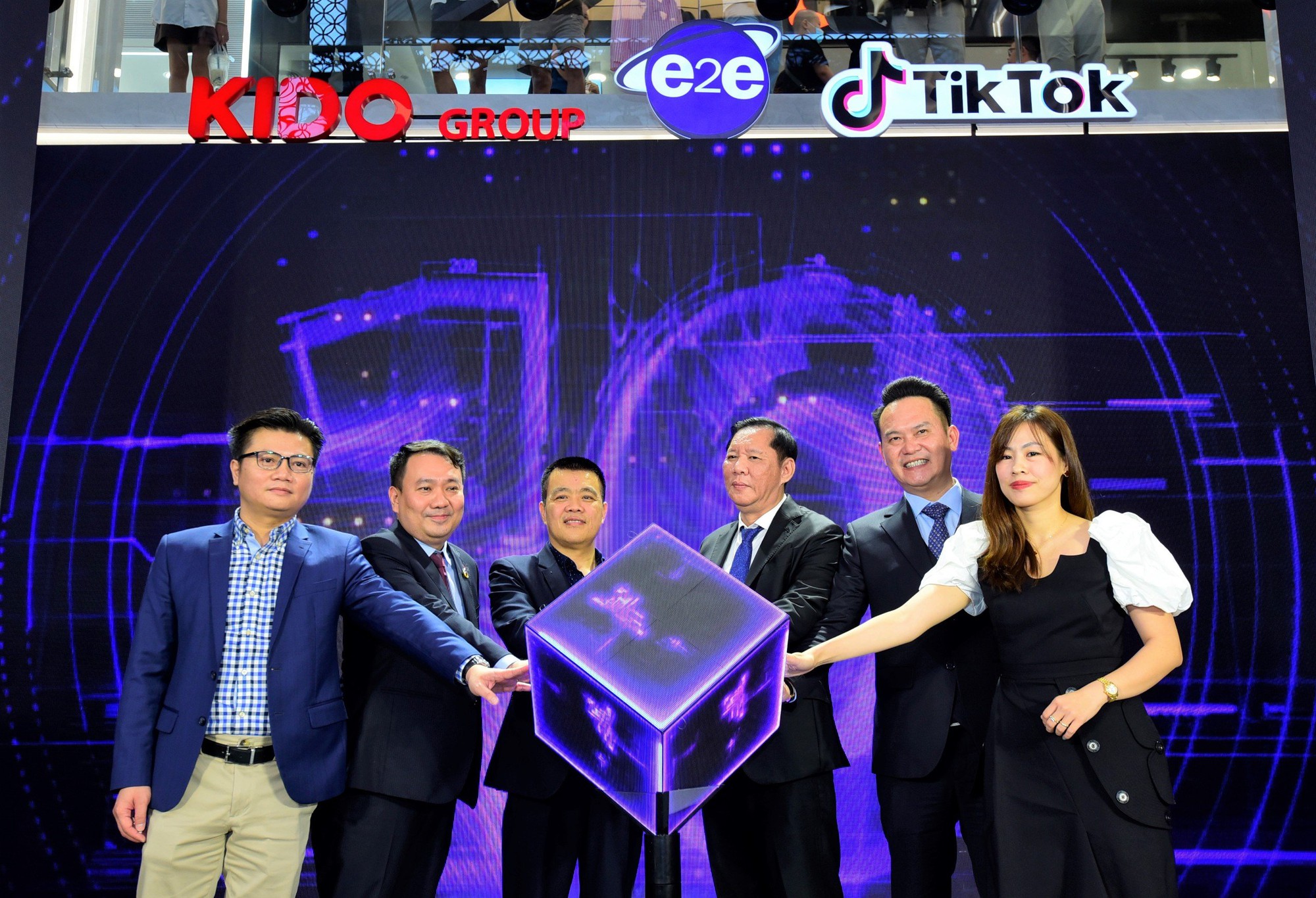 Trung tâm thương mại đầu tiên ở Việt Nam bán hàng trên mạng xã hội - Ảnh 3.