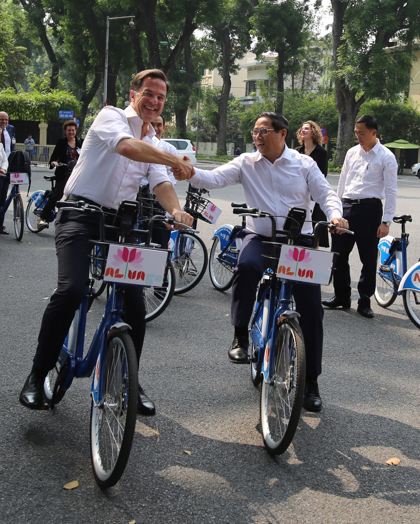 Thủ tướng Phạm Minh Chính cùng Thủ tướng Hà Lan đạp xe trên phố Hà Nội - Ảnh 12.