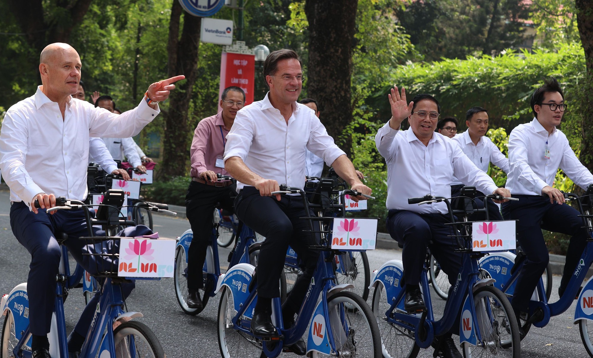 Thủ tướng Phạm Minh Chính cùng Thủ tướng Hà Lan đạp xe trên phố Hà Nội - Ảnh 11.