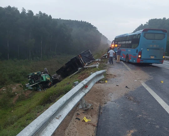 Tai nạn trên cao tốc Cam Lộ - La Sơn, 2 người bị thương, nhiều phương tiện hư hỏng - Ảnh 1.