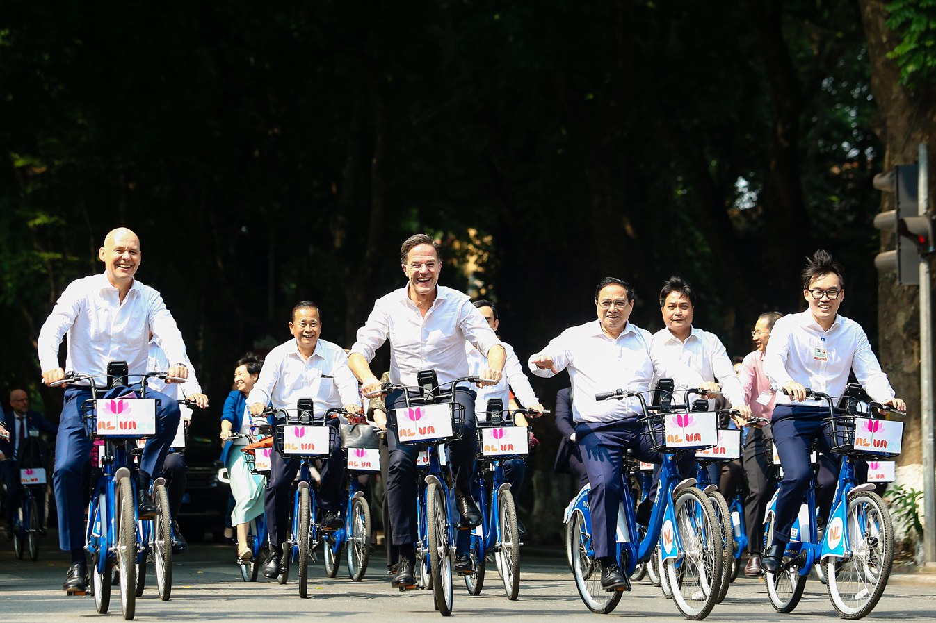 Thủ tướng Phạm Minh Chính cùng Thủ tướng Hà Lan đạp xe trên phố Hà Nội - Ảnh 6.