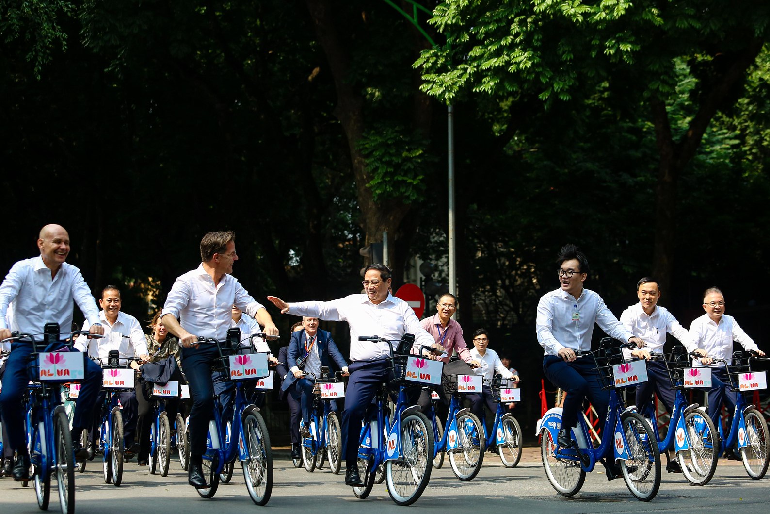 Thủ tướng Phạm Minh Chính cùng Thủ tướng Hà Lan đạp xe trên phố Hà Nội - Ảnh 7.