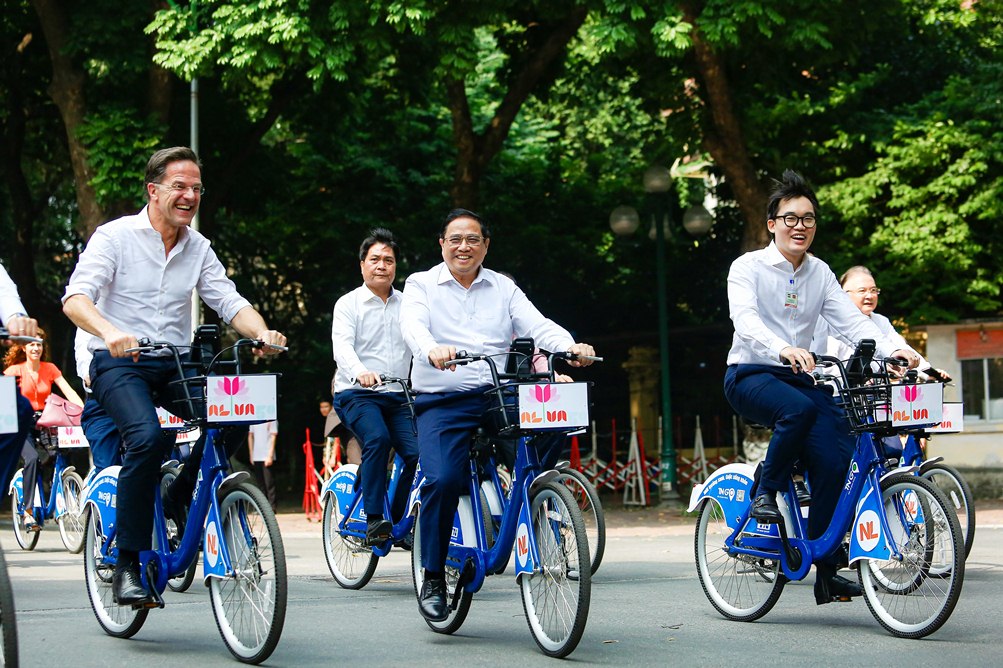 Thủ tướng Phạm Minh Chính cùng Thủ tướng Hà Lan đạp xe trên phố Hà Nội - Ảnh 8.