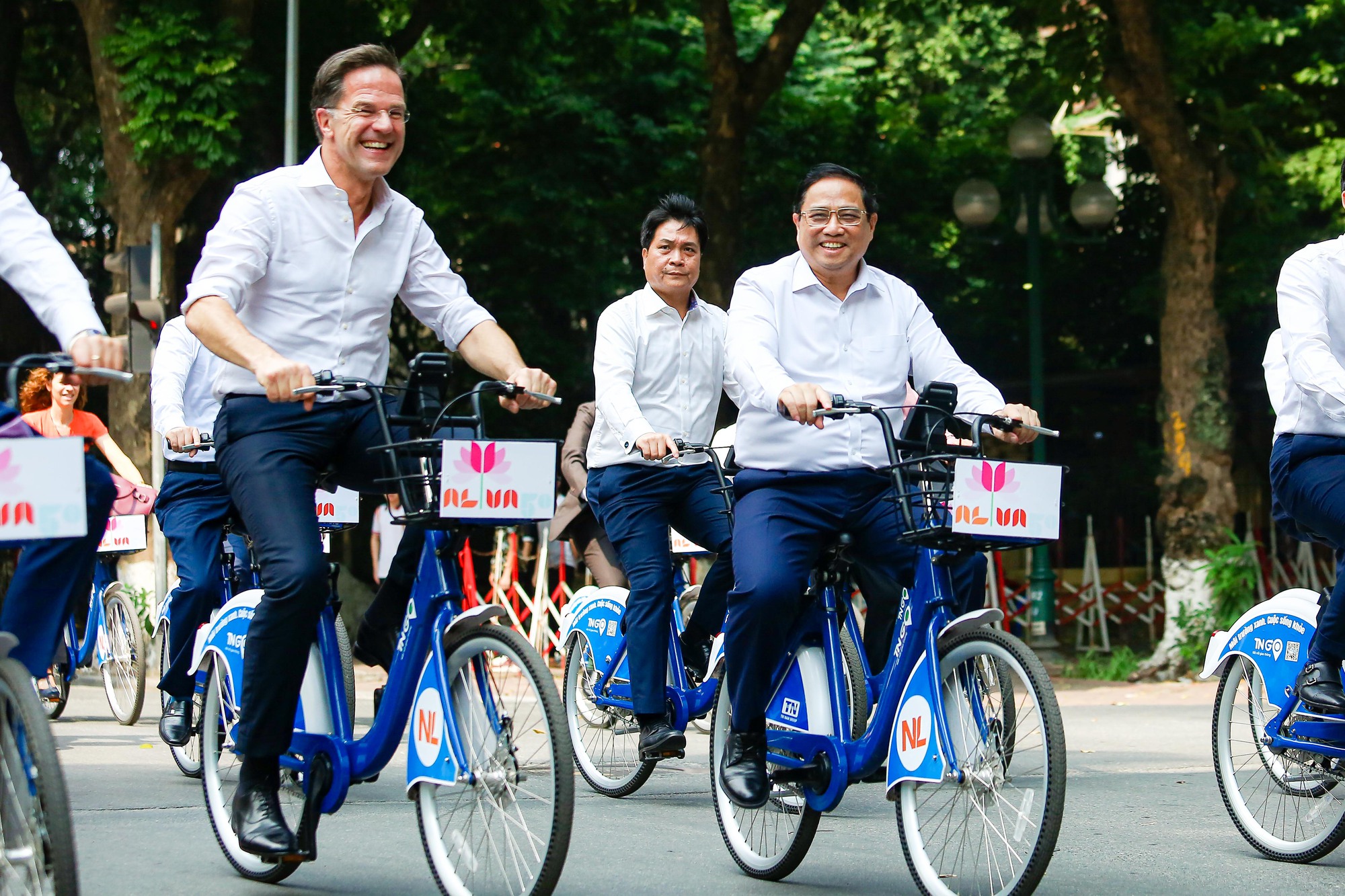 Thủ tướng Phạm Minh Chính cùng Thủ tướng Hà Lan đạp xe trên phố Hà Nội - Ảnh 1.