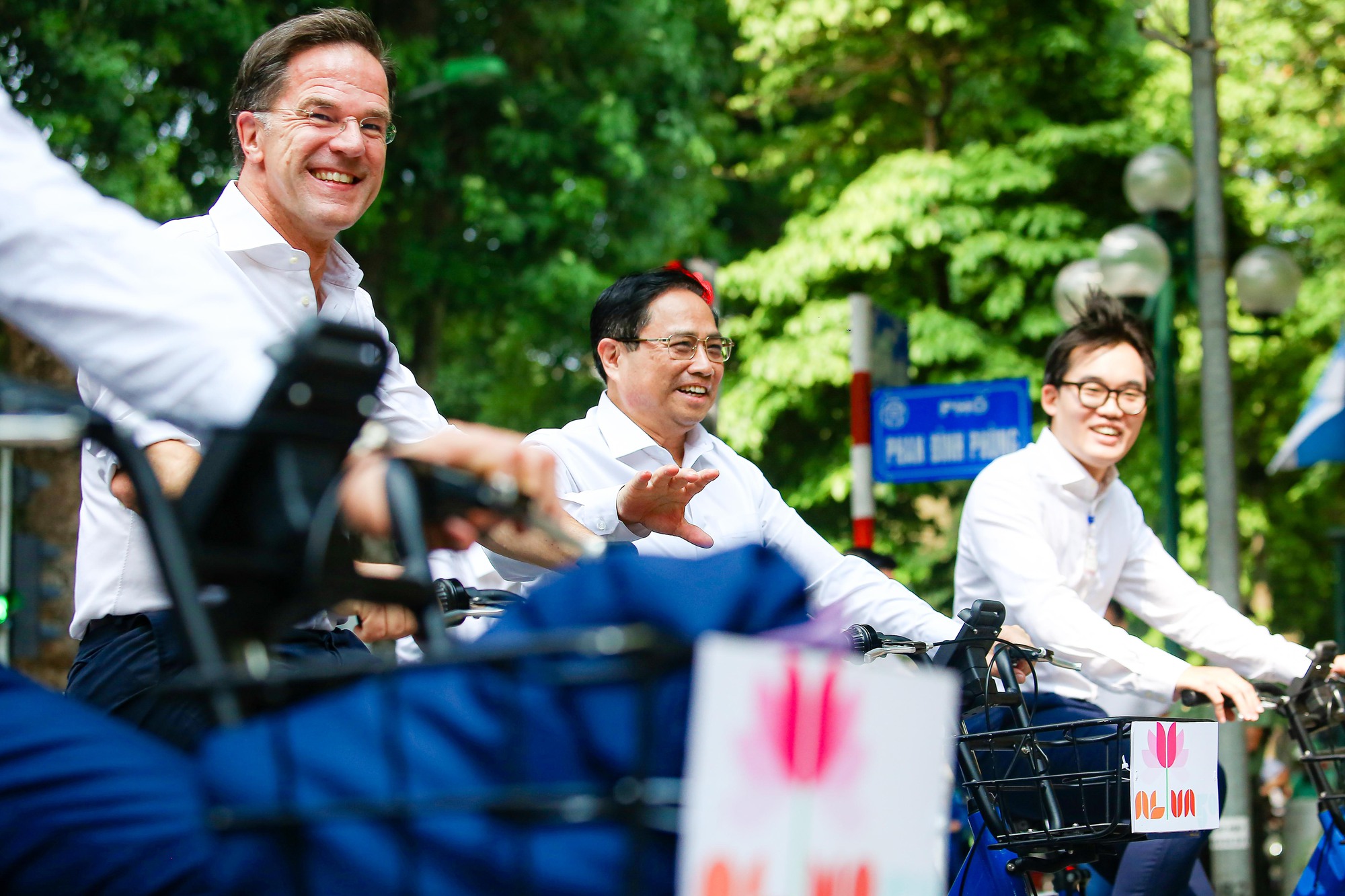 Thủ tướng Phạm Minh Chính cùng Thủ tướng Hà Lan đạp xe trên phố Hà Nội - Ảnh 9.