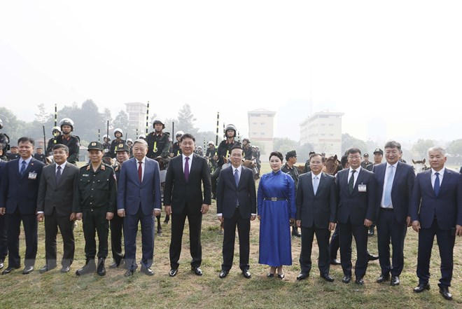 Chủ tịch nước và Tổng thống Mông Cổ xem Cảnh sát Kỵ binh trình diễn võ thuật trên lưng ngựa - Ảnh 8.