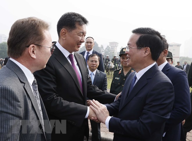 Chủ tịch nước và Tổng thống Mông Cổ xem Cảnh sát Kỵ binh trình diễn võ thuật trên lưng ngựa - Ảnh 2.