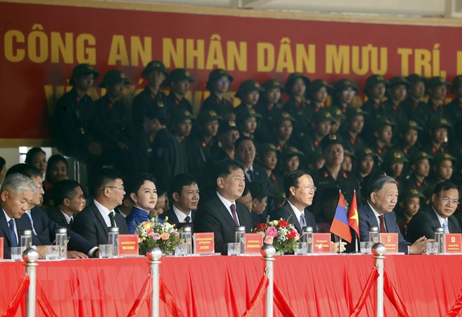 Chủ tịch nước và Tổng thống Mông Cổ xem Cảnh sát Kỵ binh trình diễn võ thuật trên lưng ngựa - Ảnh 3.