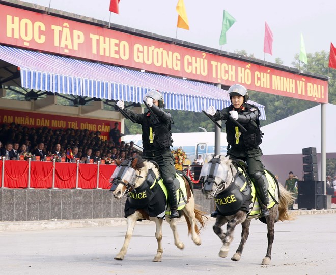 Chủ tịch nước và Tổng thống Mông Cổ xem Cảnh sát Kỵ binh trình diễn võ thuật trên lưng ngựa - Ảnh 7.