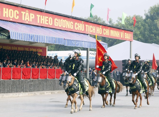 Chủ tịch nước và Tổng thống Mông Cổ xem Cảnh sát Kỵ binh trình diễn võ thuật trên lưng ngựa - Ảnh 4.