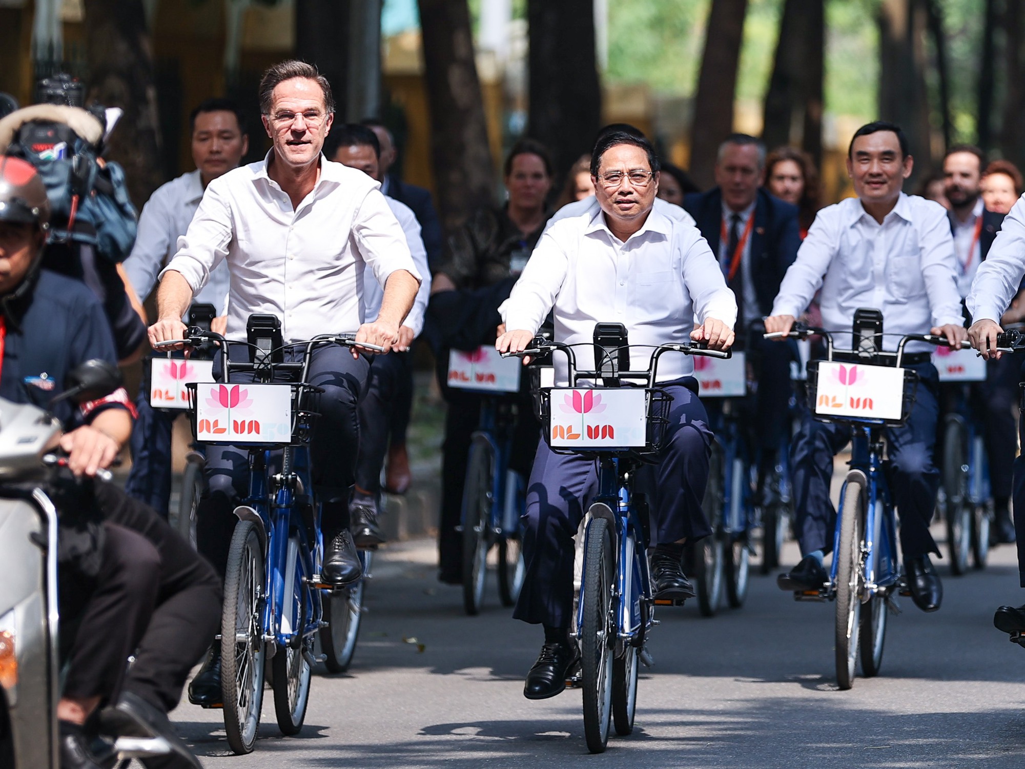 Thủ tướng Phạm Minh Chính cùng Thủ tướng Hà Lan đạp xe trên phố Hà Nội - Ảnh 4.