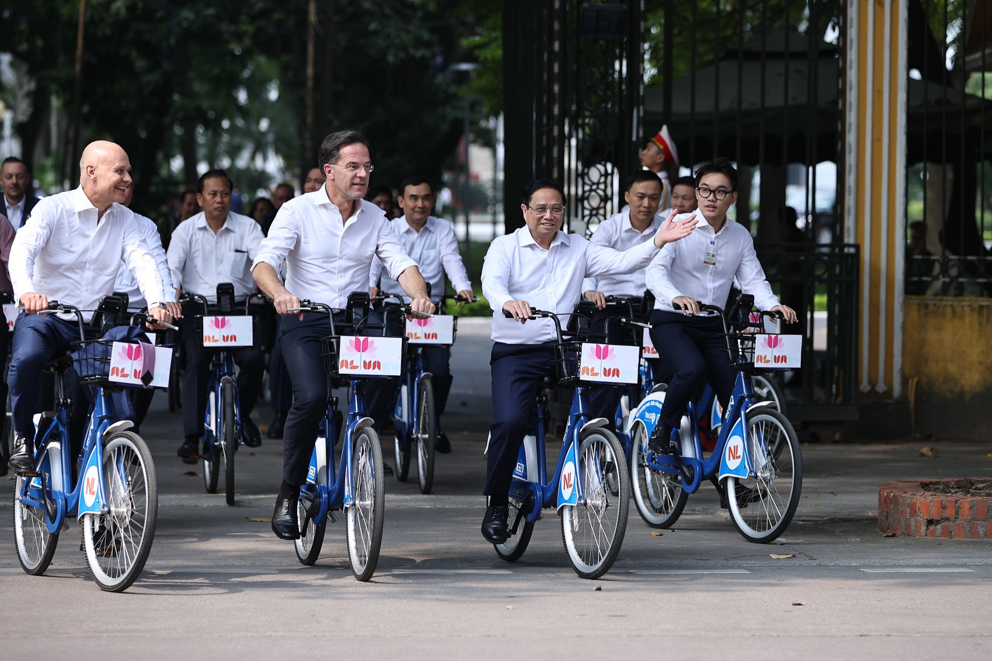 Thủ tướng Phạm Minh Chính cùng Thủ tướng Hà Lan đạp xe trên phố Hà Nội - Ảnh 3.