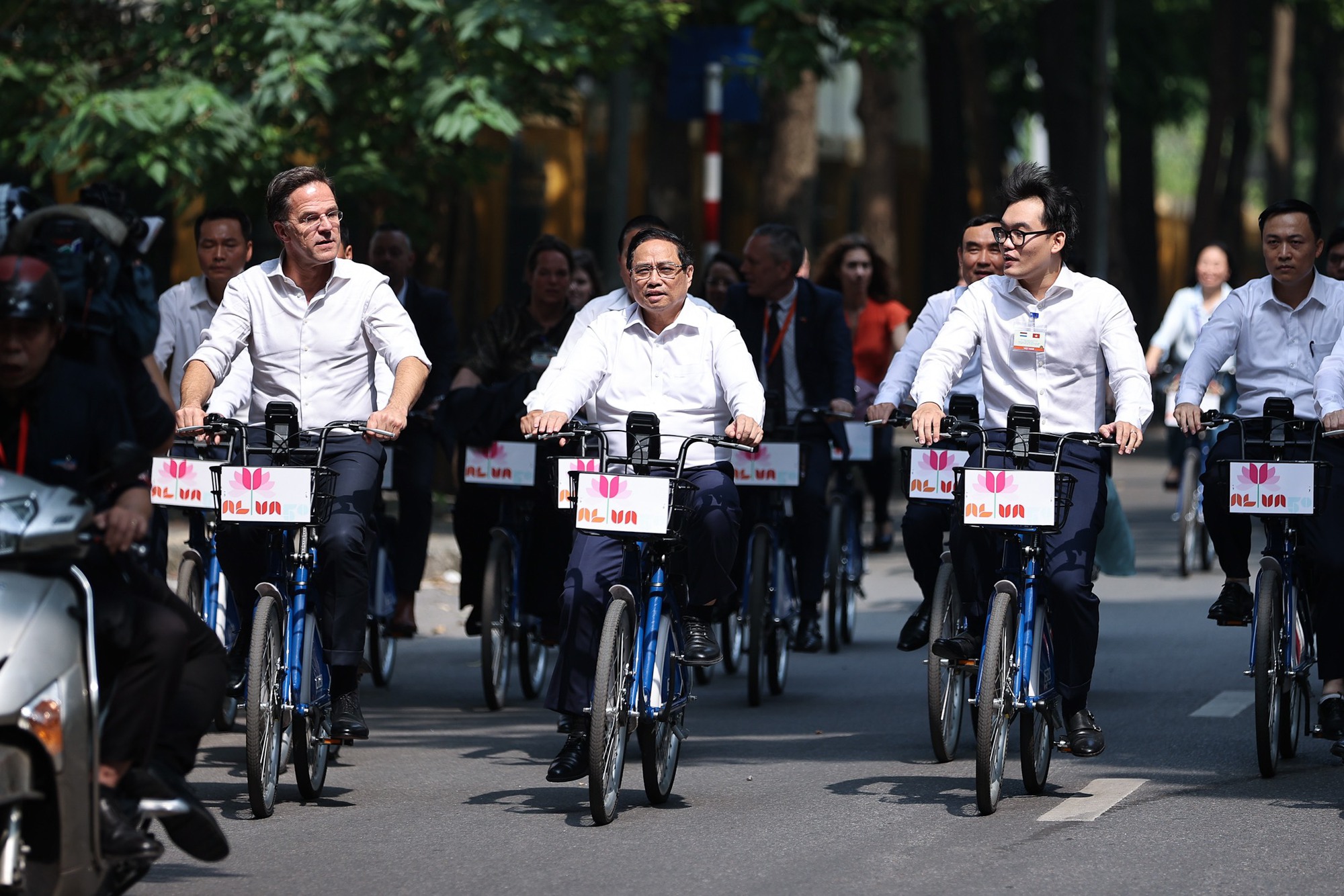 Thủ tướng Phạm Minh Chính cùng Thủ tướng Hà Lan đạp xe trên phố Hà Nội - Ảnh 5.