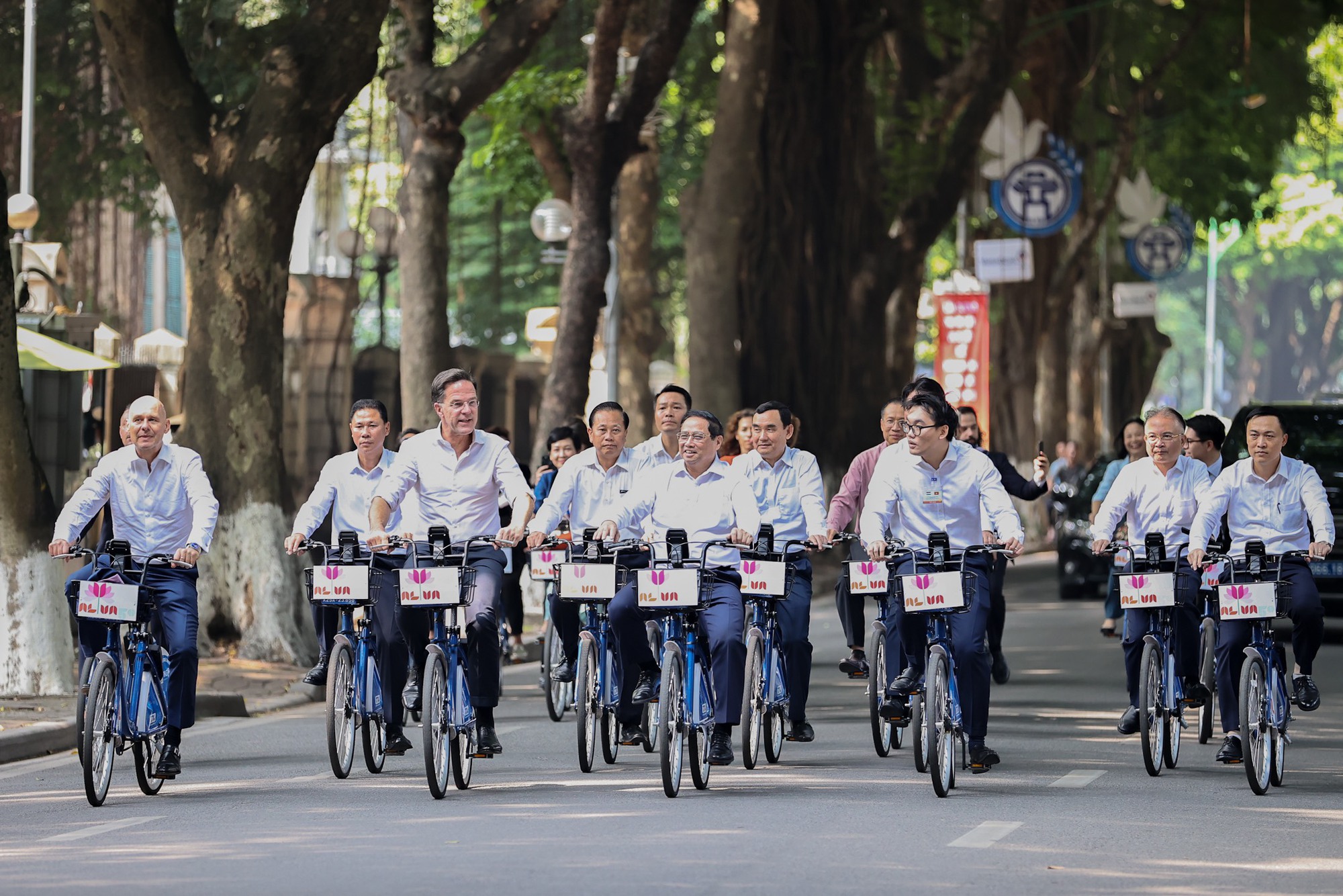 Thủ tướng Phạm Minh Chính cùng Thủ tướng Hà Lan đạp xe trên phố Hà Nội - Ảnh 10.