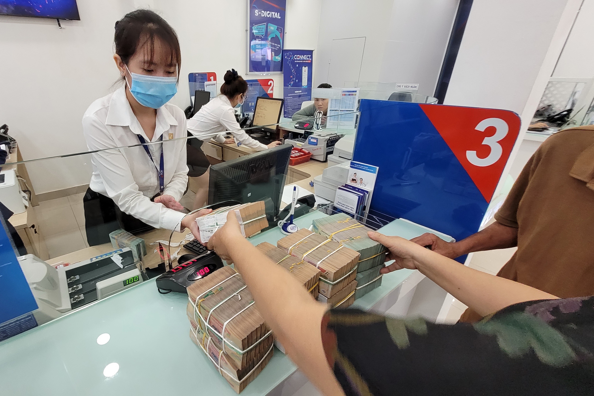 Vất vả xử lý nợ xấu - Ảnh 1. Vất vả xử lý nợ xấu - Ảnh 1.