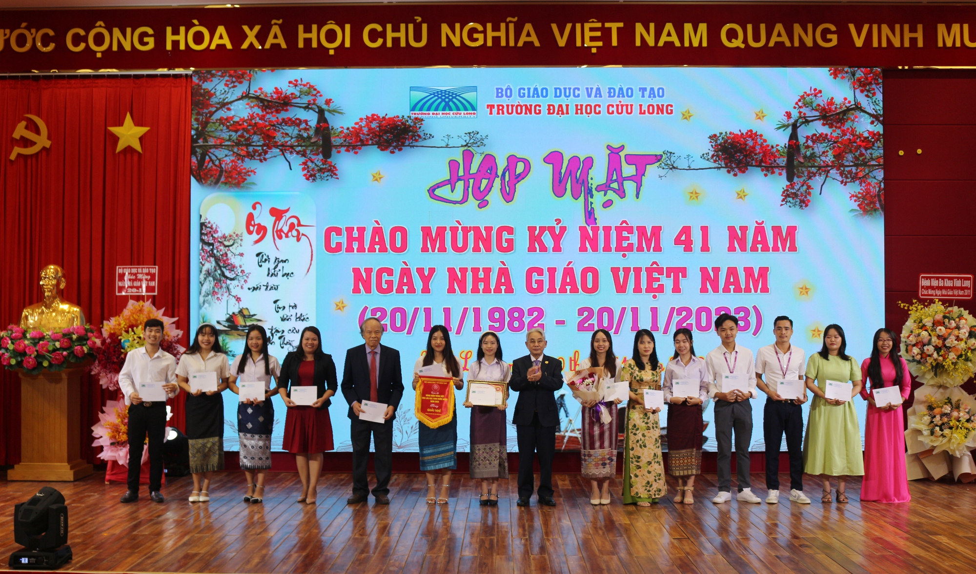 Trường Đại học Cửu Long họp mặt kỷ niệm 41 năm Ngày Nhà giáo Việt Nam - Ảnh 7.