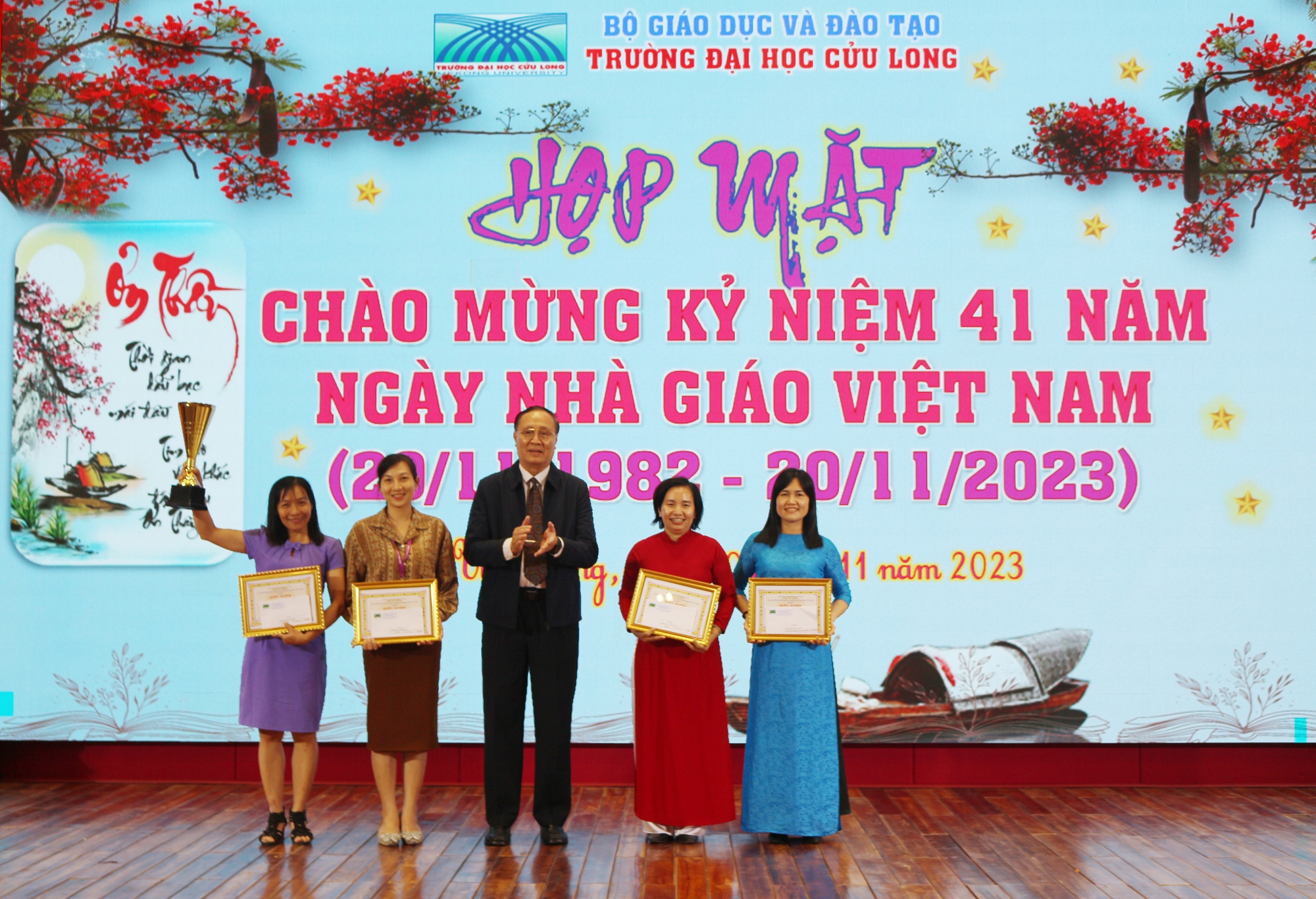 Trường Đại học Cửu Long họp mặt kỷ niệm 41 năm Ngày Nhà giáo Việt Nam - Ảnh 8.