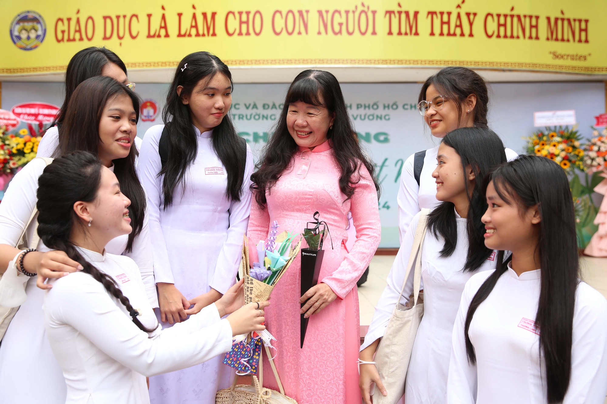 “Cười hết cỡ” trong ngày Nhà giáo Việt Nam - Ảnh 3.