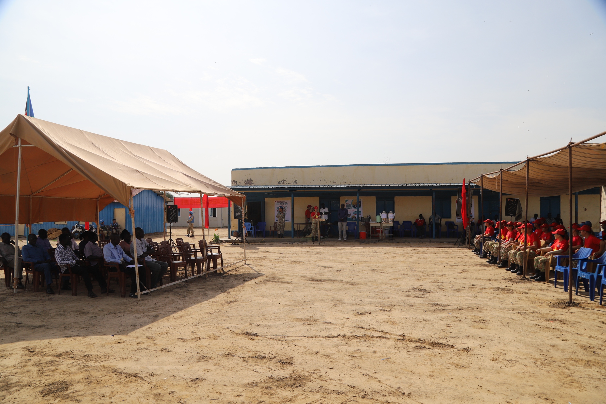 Bộ đội mũ nồi xanh Việt Nam thăm khám cho giáo viên Abyei - Ảnh 5.
