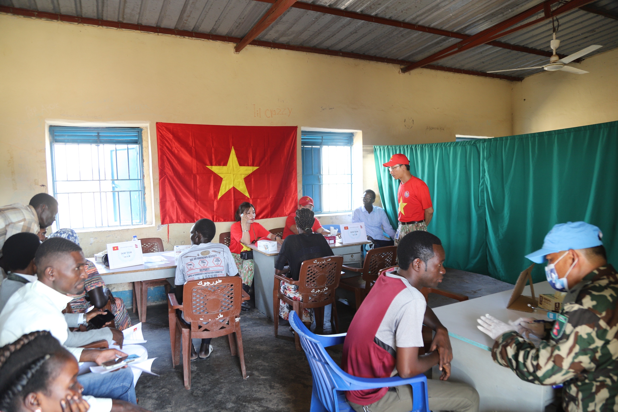 Bộ đội mũ nồi xanh Việt Nam thăm khám cho giáo viên Abyei - Ảnh 7.