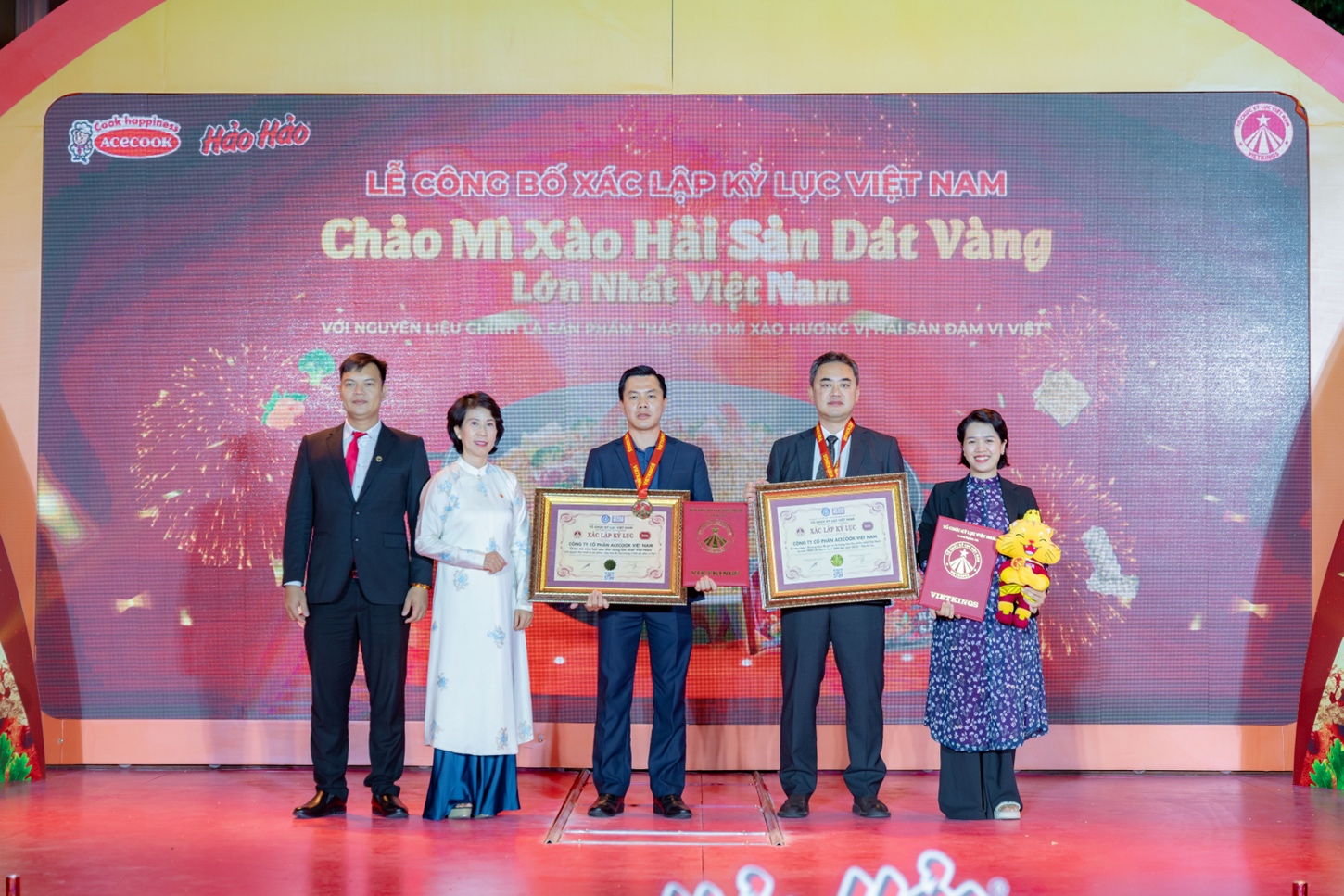 Hảo Hảo xác lập kỷ lục “Chảo mì xào hải sản dát vàng lớn nhất Việt Nam” - Ảnh 1.