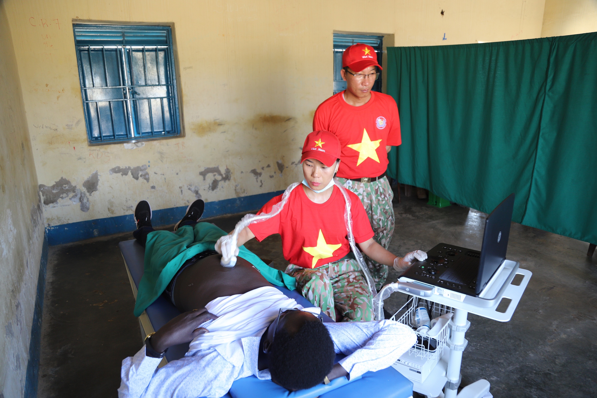 Bộ đội mũ nồi xanh Việt Nam thăm khám cho giáo viên Abyei - Ảnh 11.