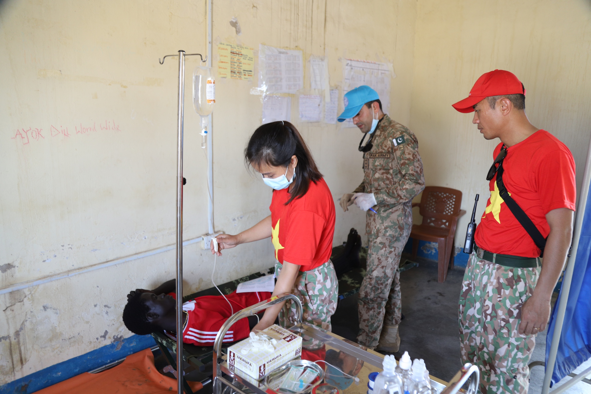 Bộ đội mũ nồi xanh Việt Nam thăm khám cho giáo viên Abyei - Ảnh 9.