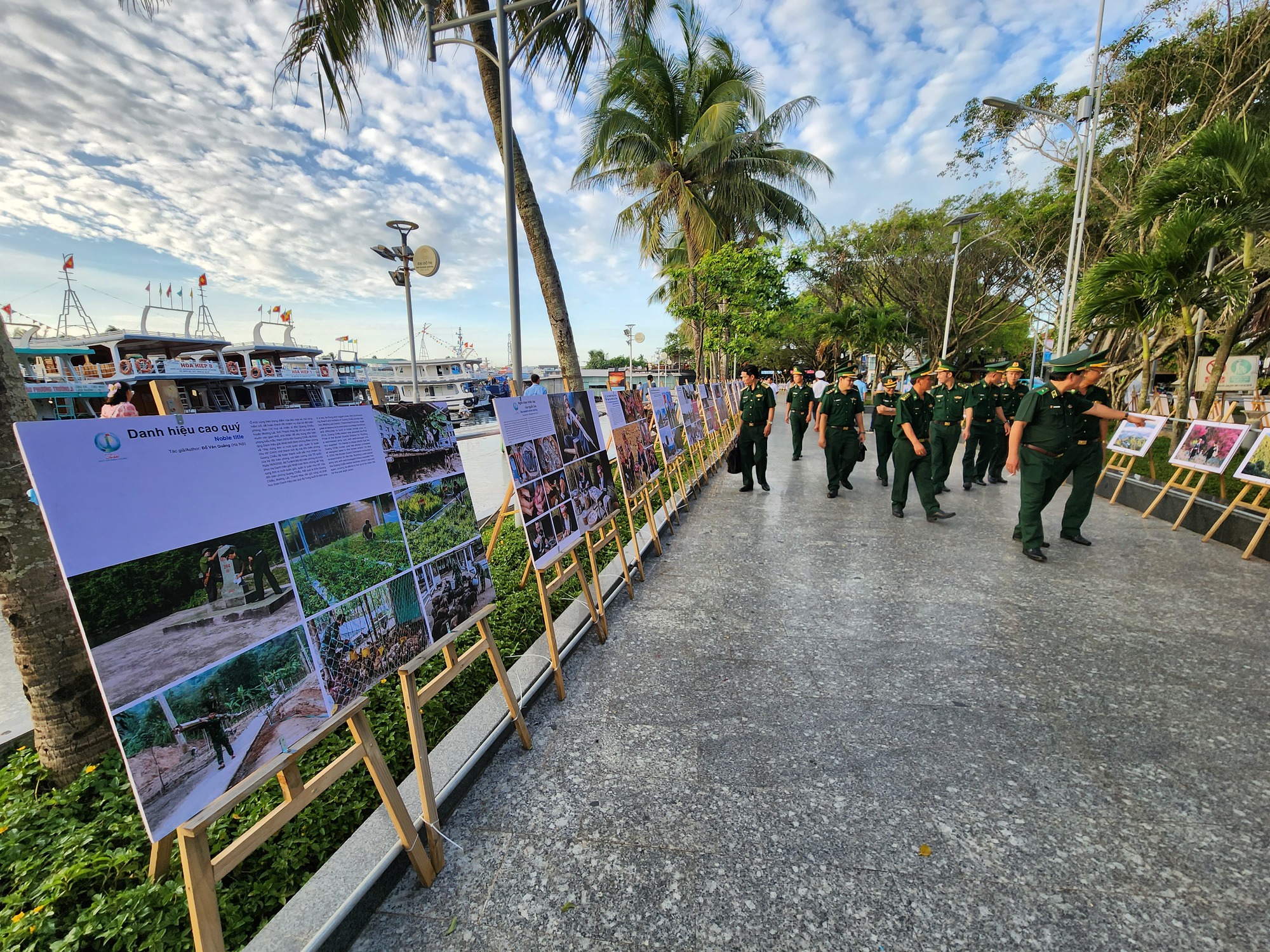 Triển lãm ảnh “Tự hào một dải biên cương” năm 2023 tại Phú Quốc - Ảnh 1.