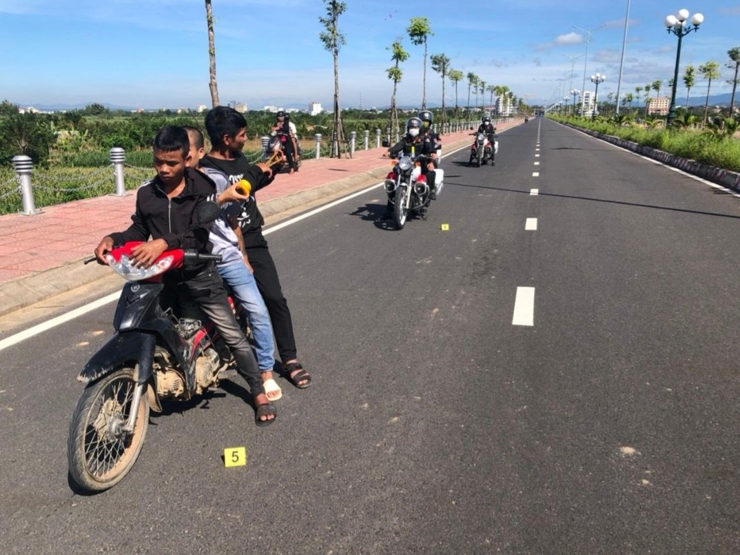 Nhóm thanh niên dùng ná cao su bắn khiến 1 chiến sĩ bị thương - Ảnh 1. Nhóm thanh niên dùng ná cao su bắn khiến 1 chiến sĩ bị thương - Ảnh 1.