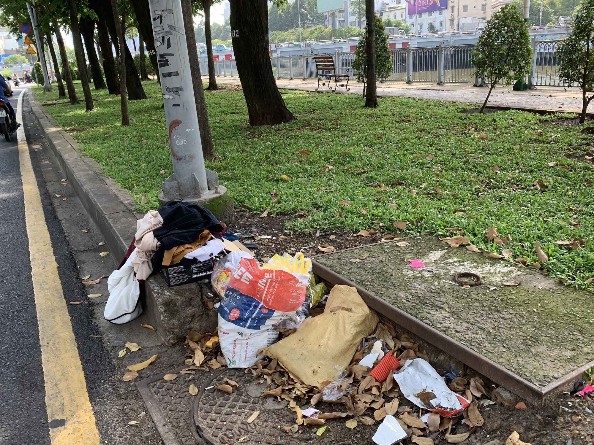 Ý thức còn kém, còn xả rác