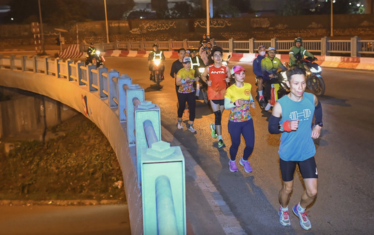 11.000 vận động viên tranh tài tại giải chạy đêm ở Hà Nội - Ảnh 1.