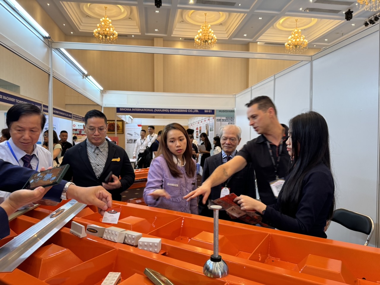 Khai mạc triển lãm máy móc, thiết bị xi măng - bê tông Việt Nam 2023 - Ảnh 2. Khai mạc triển lãm máy móc, thiết bị xi măng - bê tông Việt Nam 2023 - Ảnh 2.