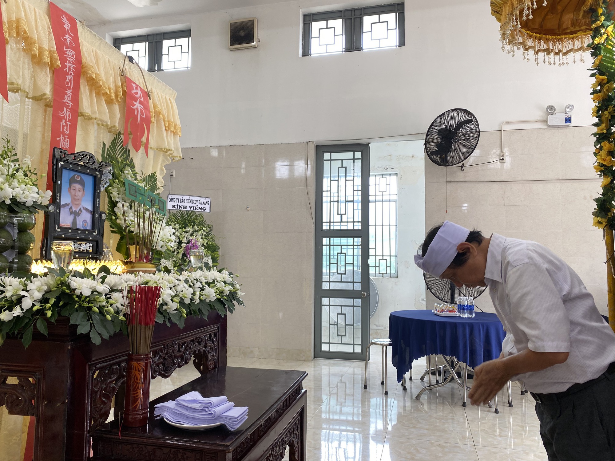 Bảo vệ ngân hàng bị đâm tử vong: Nhận lương mỗi tháng chưa đến 5 triệu đồng - Ảnh 3.