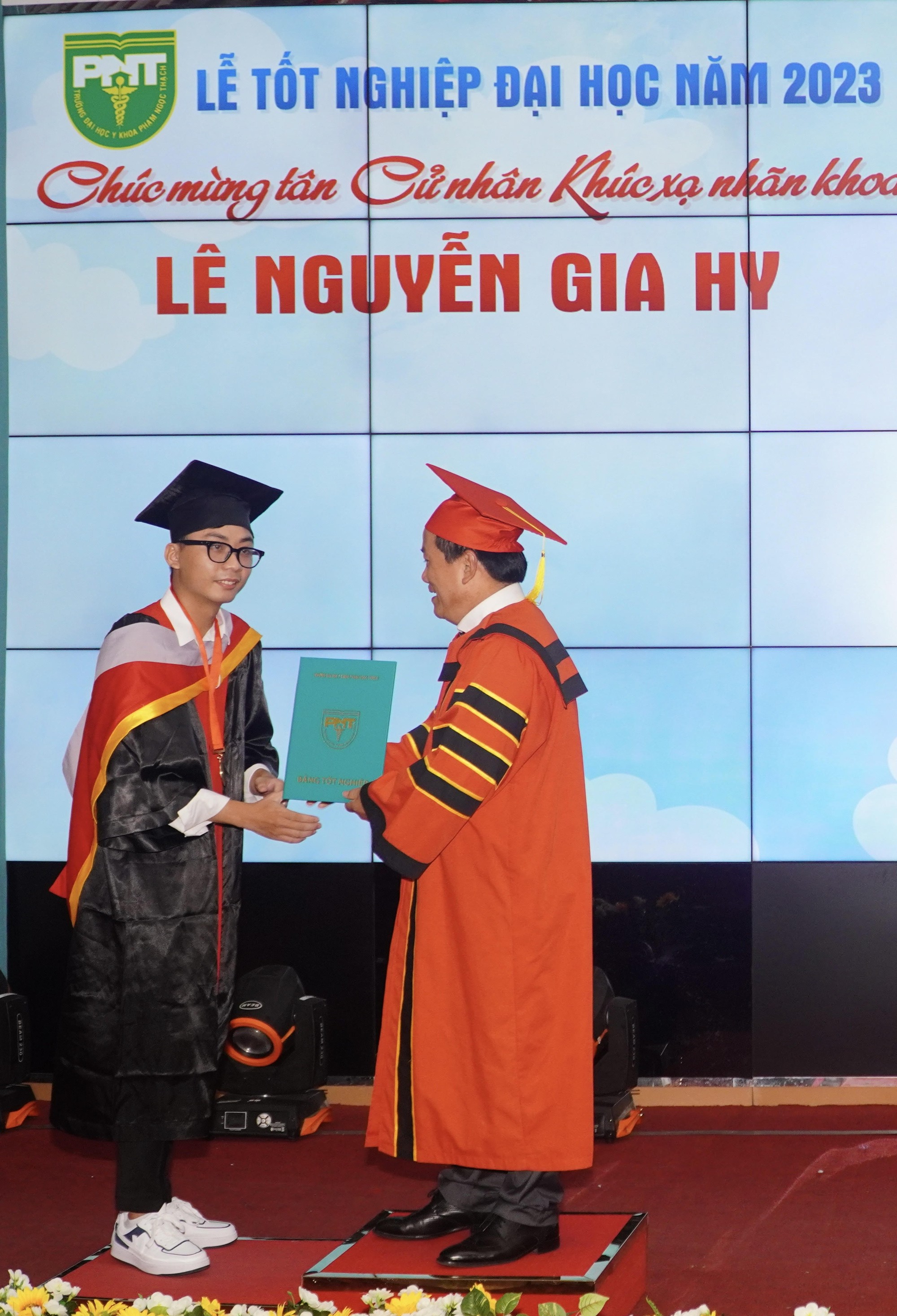 Trường ĐH Y khoa Phạm Ngọc Thạch làm lễ tốt nghiệp cho 1.202 sinh viên - Ảnh 2.