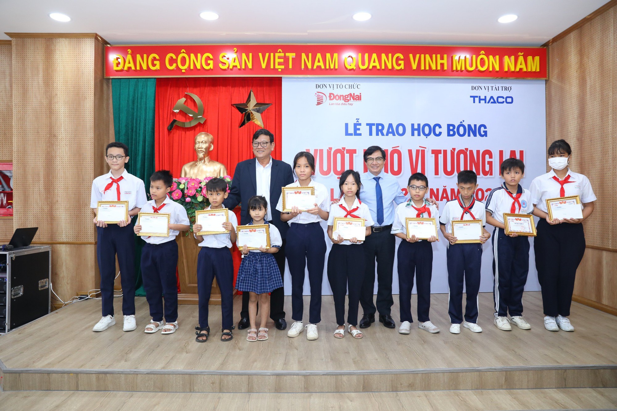 Báo Đồng Nai trao học bổng 