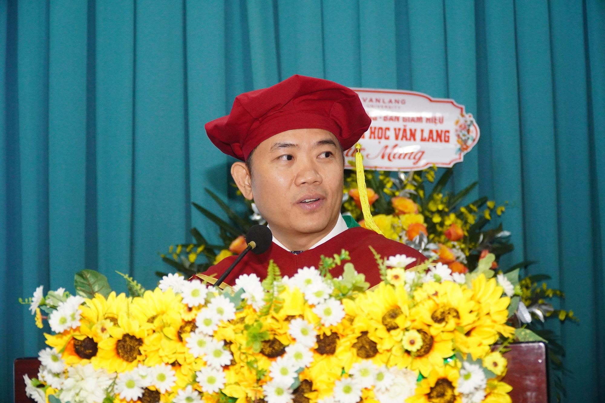 Trường ĐH Y khoa Phạm Ngọc Thạch làm lễ tốt nghiệp cho 1.202 sinh viên - Ảnh 1.