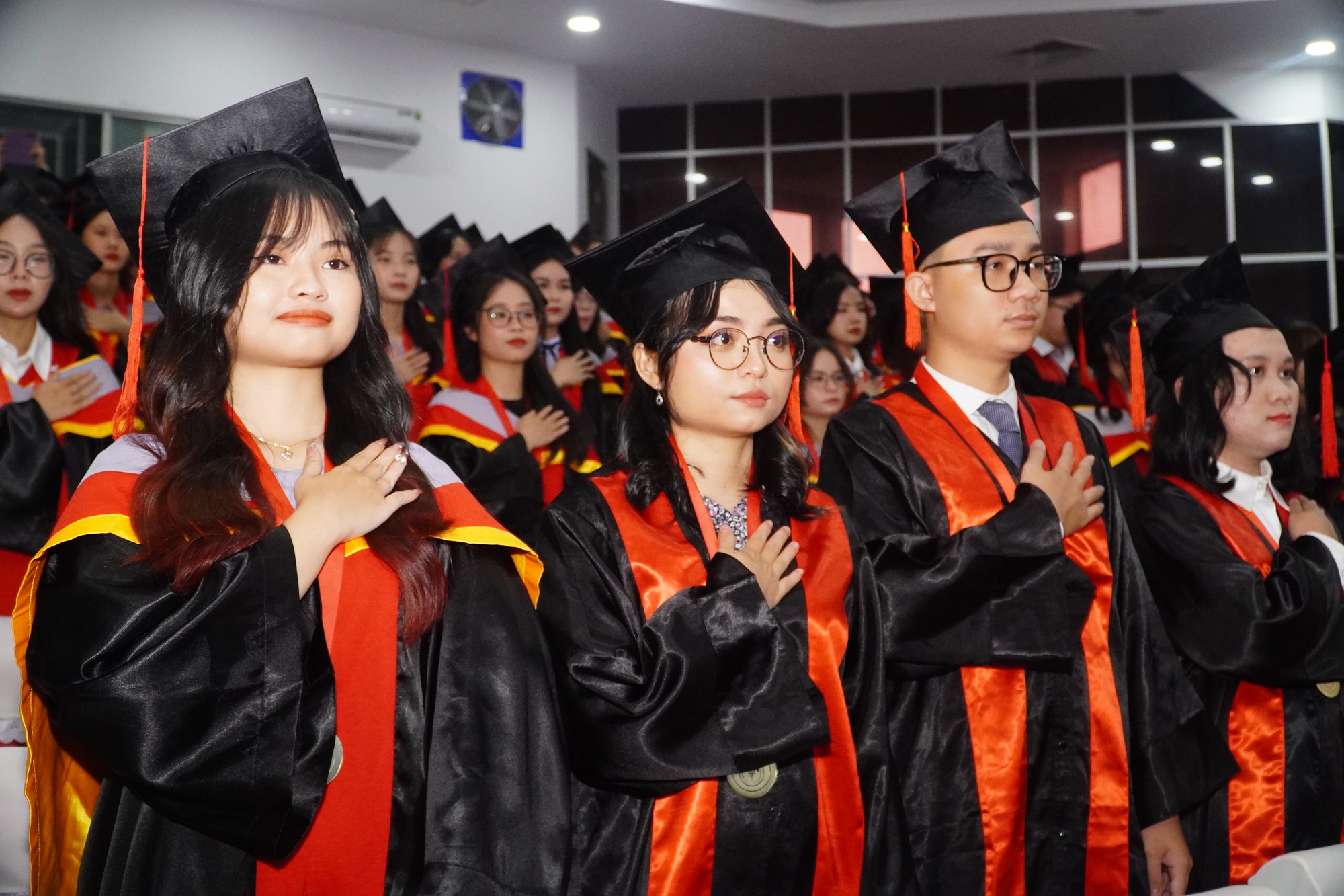 Trường ĐH Y khoa Phạm Ngọc Thạch làm lễ tốt nghiệp cho 1.202 sinh viên - Ảnh 3.
