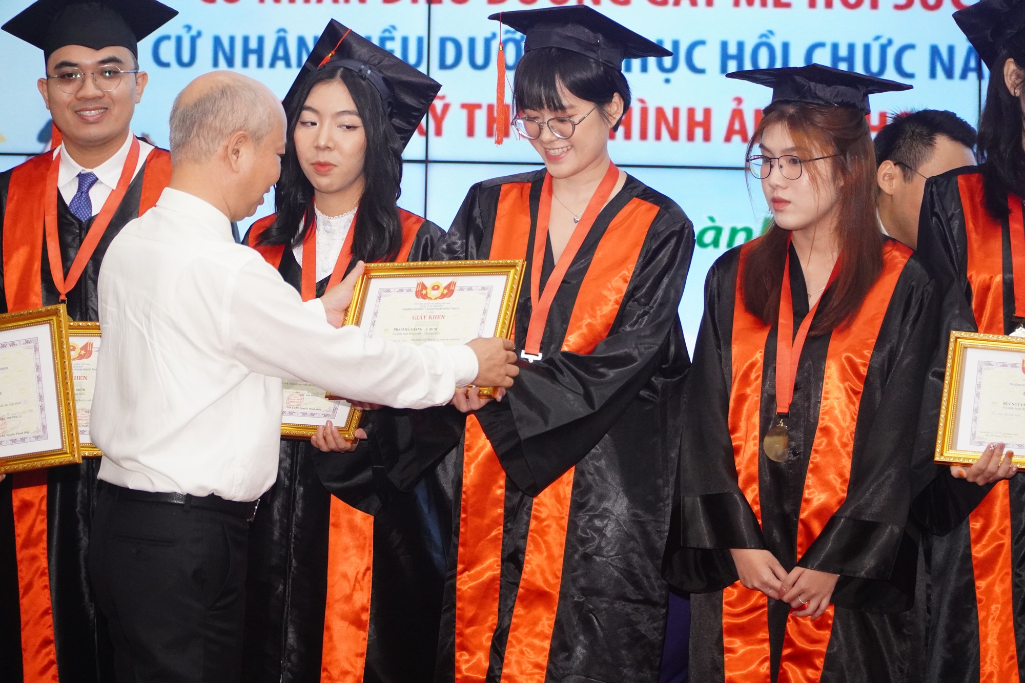 Trường ĐH Y khoa Phạm Ngọc Thạch làm lễ tốt nghiệp cho 1.202 sinh viên - Ảnh 4.
