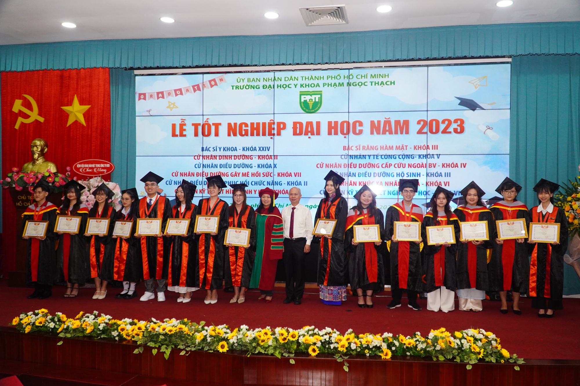 Trường ĐH Y khoa Phạm Ngọc Thạch làm lễ tốt nghiệp cho 1.202 sinh viên - Ảnh 5.