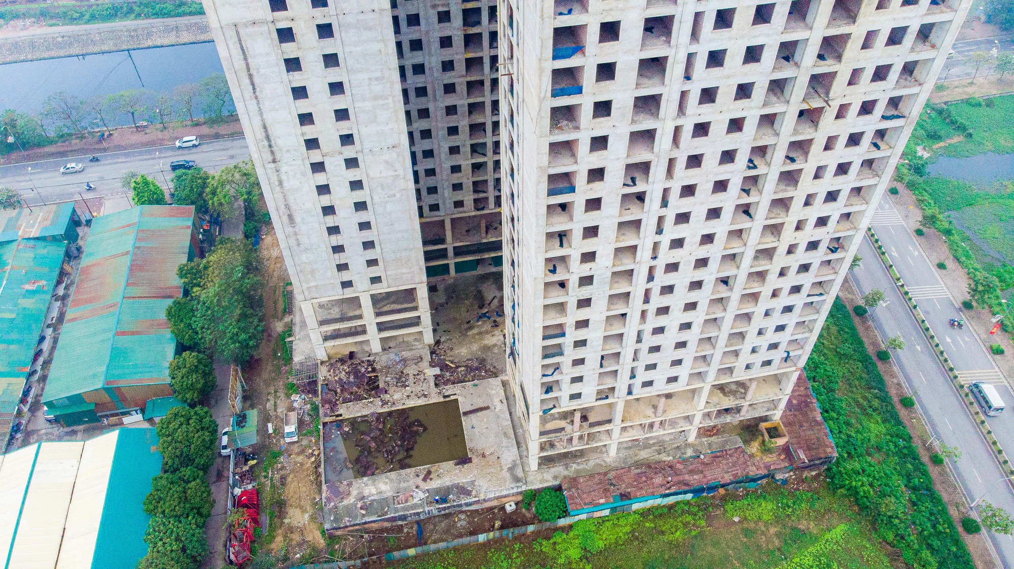 Cận cảnh khối bêtông 25 tầng bỏ hoang trên khu đất đắc địa ở Hà Nội - Ảnh 4.