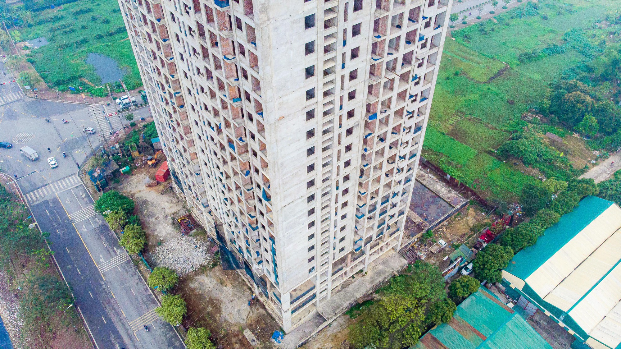 Cận cảnh khối bêtông 25 tầng bỏ hoang trên khu đất đắc địa ở Hà Nội - Ảnh 5.