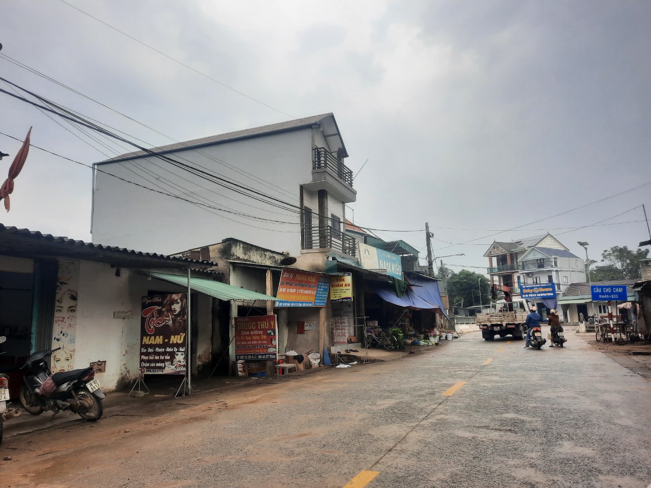 Phù phép hàng chục ki-ốt kinh doanh thành nhà ở kiên cố - Ảnh 1.