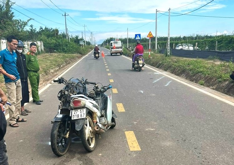 2 xe máy tông trực diện, 3 thiếu niên tử vong - Ảnh 1.