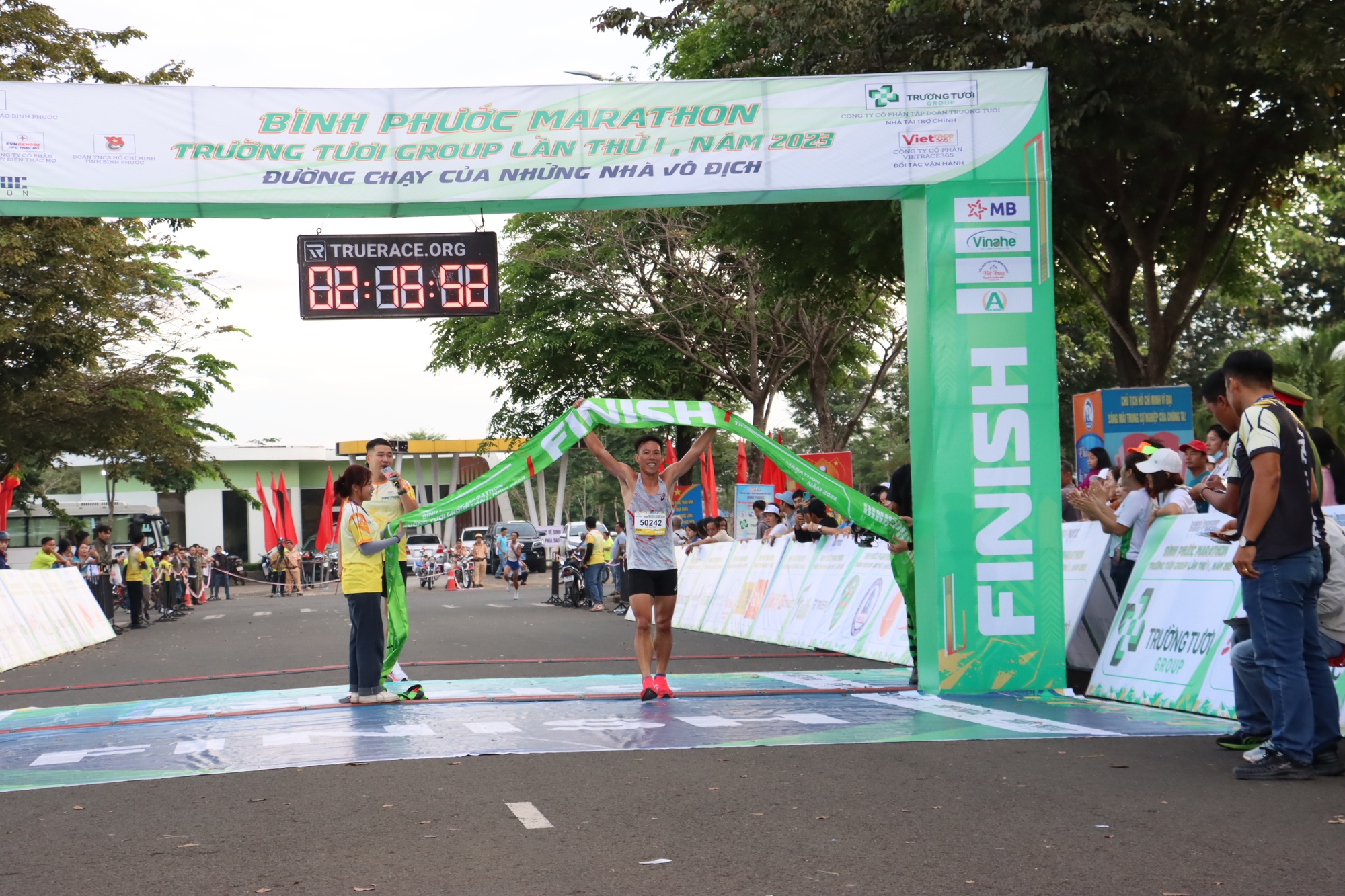 Hoàng Nguyên Thanh vô địch Giải marathon Bình Phước 2023 - Ảnh 5.